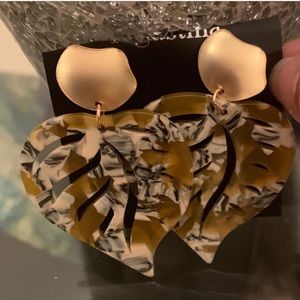 Beautiful leaf earrings 🍂